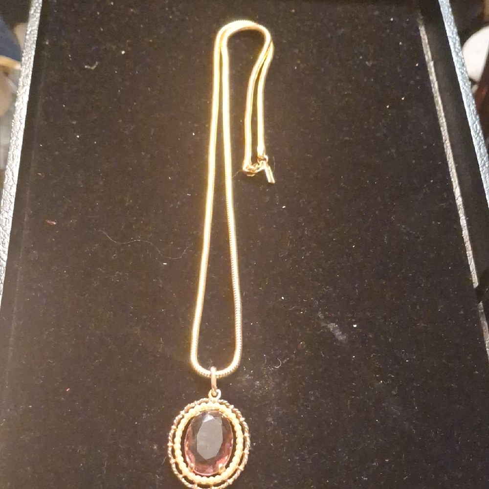Elegant Gold and Black Pendant Necklace